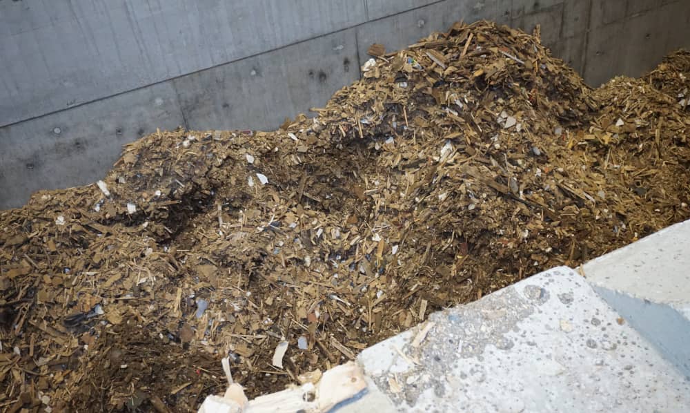 Blick in den Holzbunker des DHE