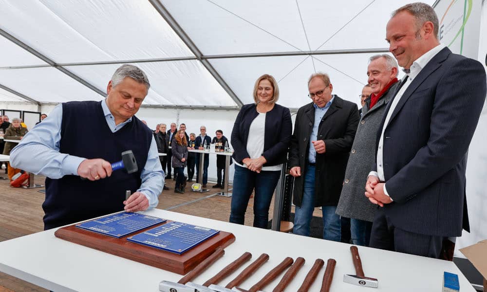 GF Josef Kremer schlägt die Plakette zur bestandenen Kesseldruckprobe des DHE