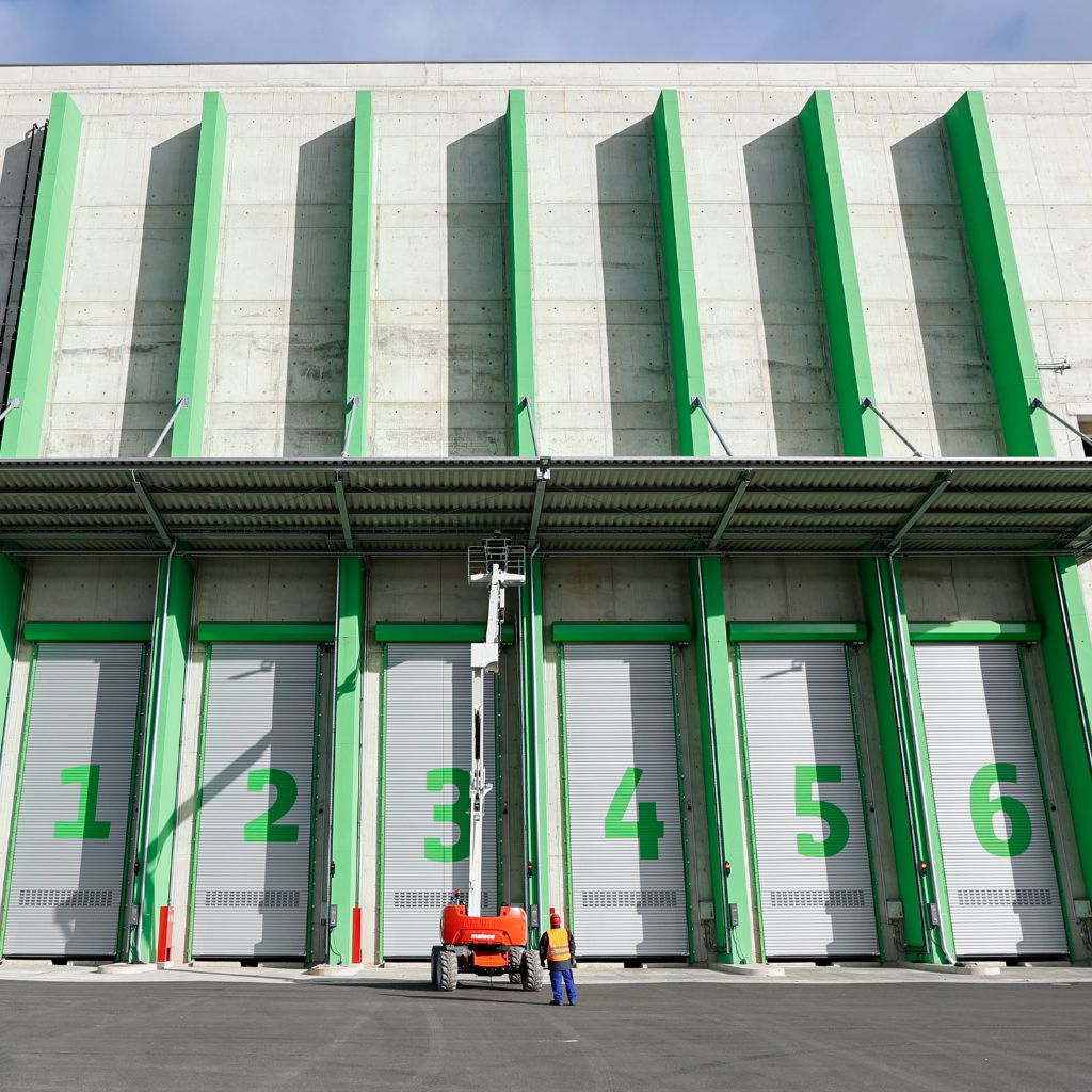 Beschriftete Tore für die Anlieferung von Altholz