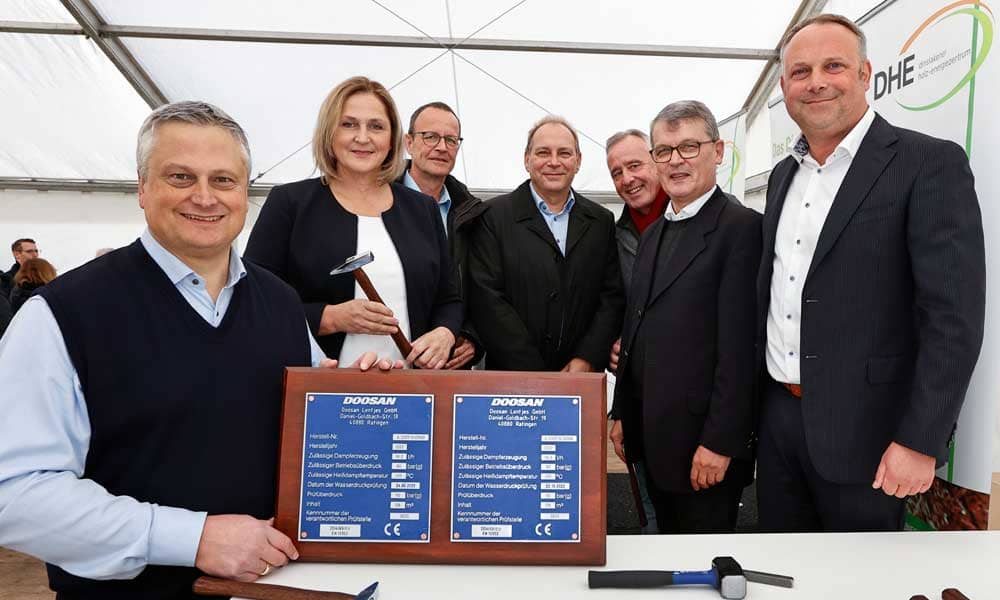 Symbolisches Einschlagen der Nieten bei der Kesseldruckprobe mit dem Geschäftsfüher der Stadtwerke Dinslaken Josef Kremer, BM Michaela Eislöffel und Dirk Stokvis, Geschäfstführer des Kesselbauers Doosan Lentjes GmbH